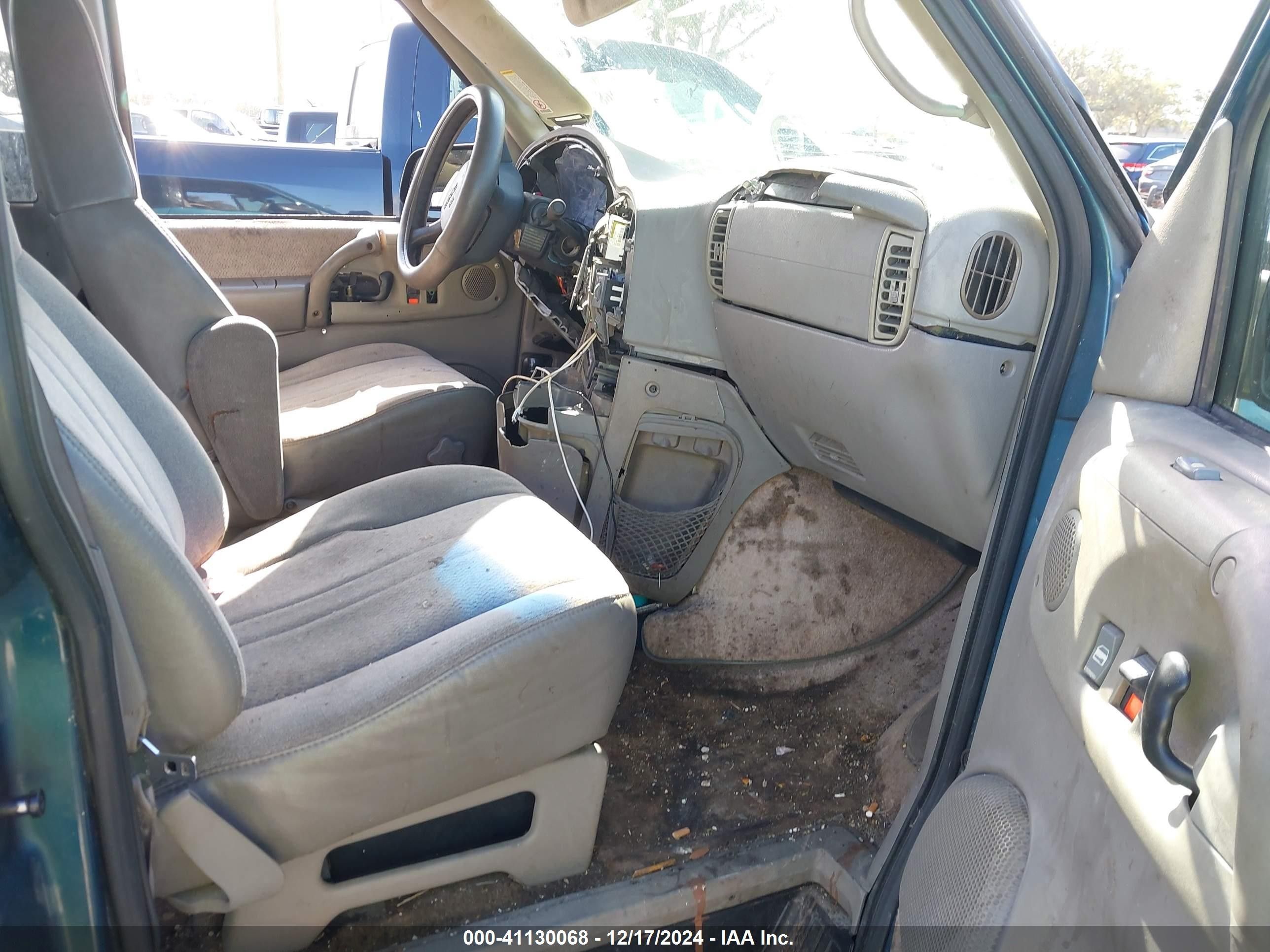 Precio e Historial 2000 Gmc Safari Sl V-6 190hp vin