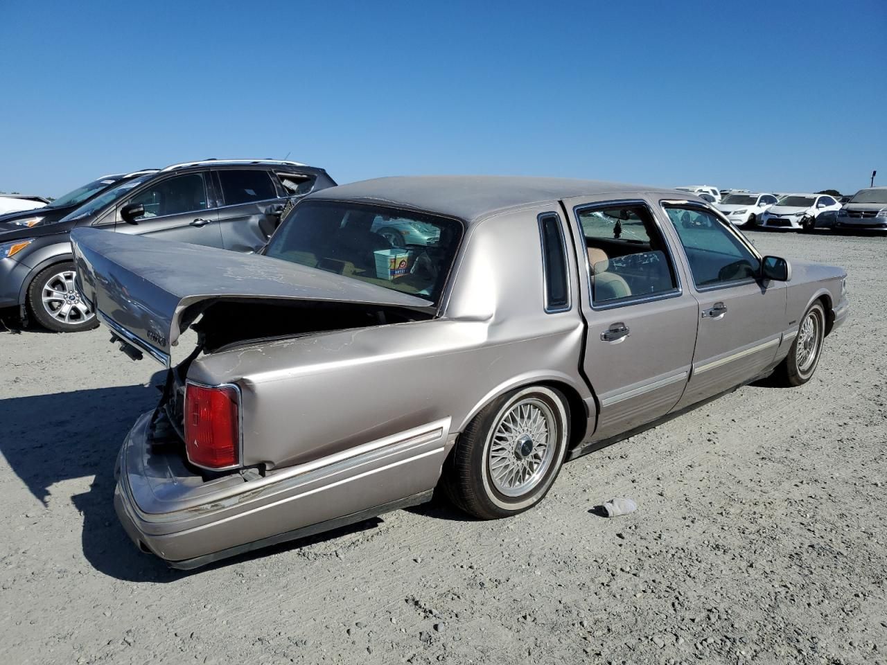 Price & History 1995 Lincoln Town Car Signature 4.6l 8 vin